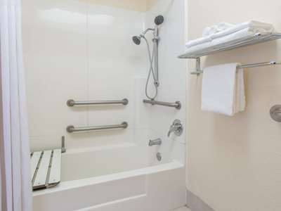 bathroom 1 - hotel days inn by wyndham modesto - modesto, united states of america