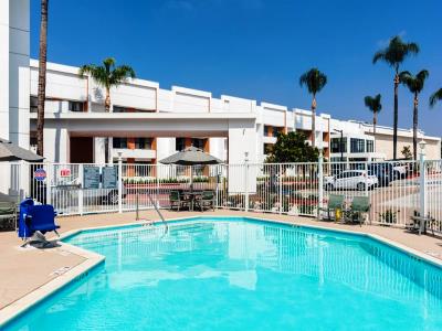 outdoor pool - hotel doubletree by hilton pomona - pomona, united states of america