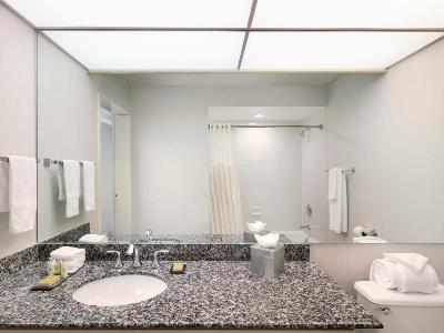bathroom - hotel doubletree by hilton sonoma wine country - rohnert park, united states of america