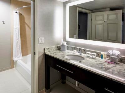 bathroom - hotel homewood suites sjc arpt silicon valley - san jose, united states of america