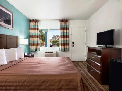 bedroom - hotel days inn by wyndham convention center - san jose, united states of america