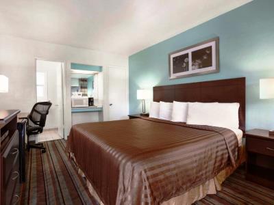 bedroom 3 - hotel days inn by wyndham convention center - san jose, united states of america