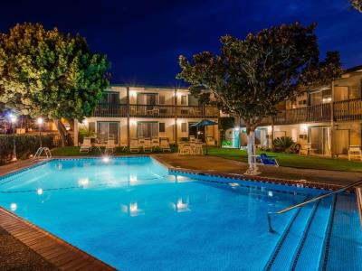 outdoor pool - hotel best western plus santa barbara - santa barbara, united states of america