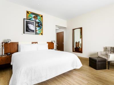 bedroom 1 - hotel hampton inn and suites santa monica - santa monica, united states of america