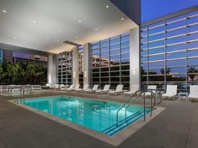 outdoor pool - hotel hampton inn and suites santa monica - santa monica, united states of america