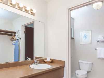 bathroom - hotel days inn and suites by wyndham sunnyvale - sunnyvale, united states of america