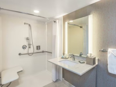 bathroom - hotel wyndham visalia - visalia, united states of america