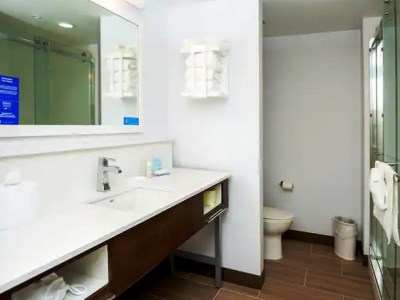 bathroom - hotel hampton inn n suites aurora south denver - aurora, colorado, united states of america