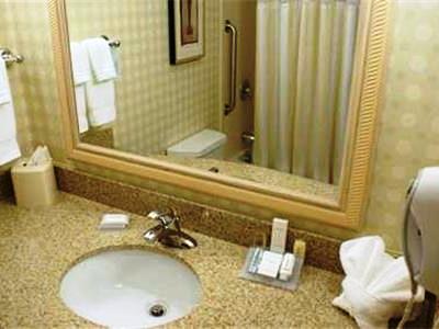 bathroom - hotel hilton garden inn colorado springs arpt - colorado springs, united states of america