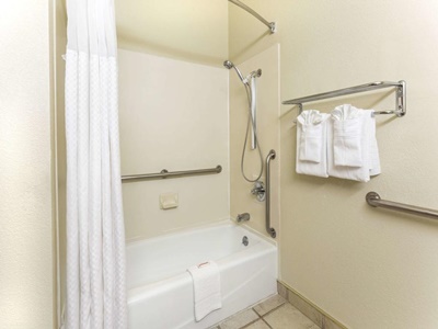 bathroom - hotel days inn colorado springs airport - colorado springs, united states of america