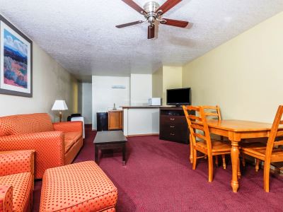 bedroom 5 - hotel days inn by wyndham pueblo - pueblo, united states of america