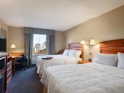 bedroom - hotel hampton inn and suites mystic - mystic, united states of america