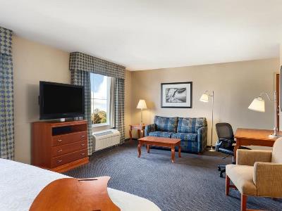 bedroom 2 - hotel hampton inn and suites mystic - mystic, united states of america