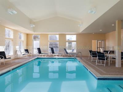 indoor pool - hotel hampton inn and suites mystic - mystic, united states of america