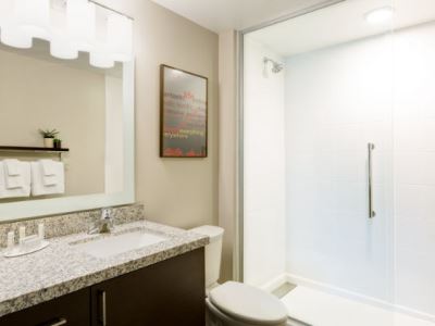 bathroom - hotel towneplace suites orlando / maitland - altamonte springs, united states of america