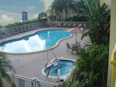 outdoor pool - hotel best western plus university inn - boca raton, united states of america