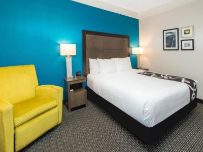 bedroom - hotel la quinta inn tampa brandon regency park - brandon, florida, united states of america