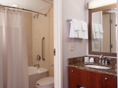 bathroom - hotel courtyard by marriott miami coral gables - coral gables, united states of america