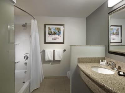 bathroom - hotel courtyard f lauderdale aprt cruise port - dania beach, united states of america