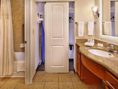 bathroom - hotel homewood suites speedway airport - daytona beach, united states of america