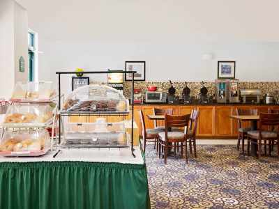 breakfast room - hotel wingate by wyndham destin - destin, united states of america