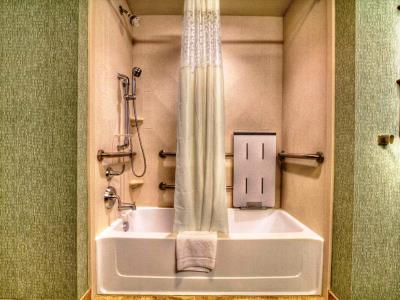 bathroom - hotel hampton inn destin - destin, united states of america