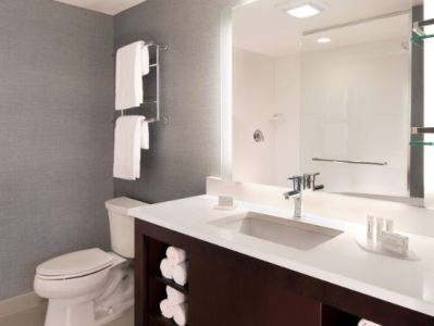 bathroom - hotel residence inn miami airport west/doral - doral, united states of america