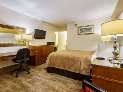 bedroom 1 - hotel quality inn florida city-gateway to keys - florida city, united states of america