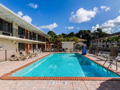outdoor pool - hotel quality inn florida city-gateway to keys - florida city, united states of america