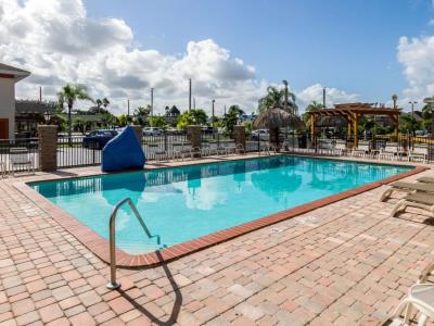 outdoor pool 1 - hotel quality inn florida city-gateway to keys - florida city, united states of america