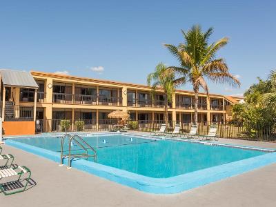 outdoor pool - hotel travelodge by wyndham fort myers north - fort myers, united states of america