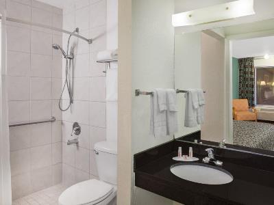 bathroom - hotel travelodge by wyndham fort myers north - fort myers, united states of america