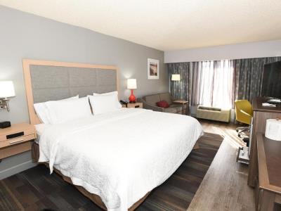 bedroom - hotel hampton inn jax east regency square - jacksonville, florida, united states of america