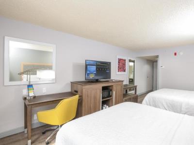 bedroom 2 - hotel hampton inn jax east regency square - jacksonville, florida, united states of america