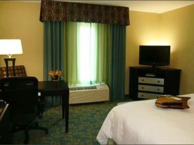 bedroom 1 - hotel hampton inn and suites - beach boulevard - jacksonville, florida, united states of america