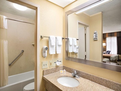 bathroom - hotel days inn by wyndham jacksonville airport - jacksonville, florida, united states of america