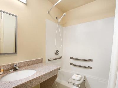bathroom - hotel days inn by wyndham pensacola west - pensacola, united states of america