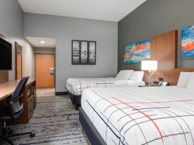 bedroom - hotel la quinta inn n suites wyndham northeast - st petersburg, united states of america