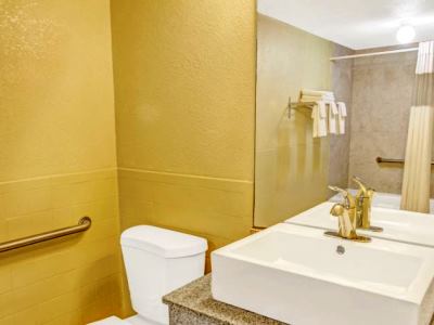 bathroom - hotel days inn wyndham st. petersburg central - st petersburg, united states of america
