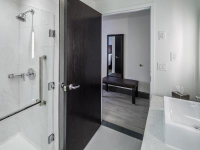 bathroom - hotel doubletree sarasota bradenton airport - sarasota, united states of america