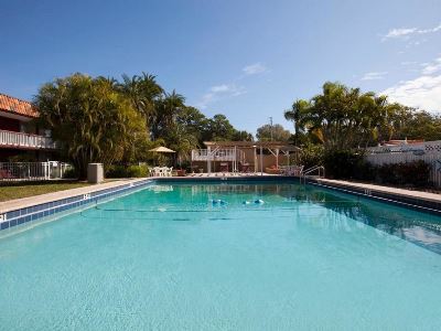 outdoor pool - hotel baymont by wyndham sarasota - sarasota, united states of america