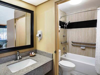 bathroom - hotel days inn by wyndham sarasota bay - sarasota, united states of america