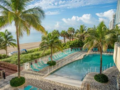 outdoor pool - hotel doubletree ocean point - sunny isles beach, united states of america