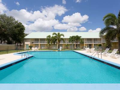 outdoor pool - hotel howard johnson vero beach downtown - vero beach, united states of america