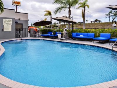 outdoor pool - hotel hampton inn vero beach - vero beach, united states of america