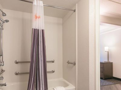 bathroom - hotel la quinta inn and suites alpharetta - alpharetta, united states of america