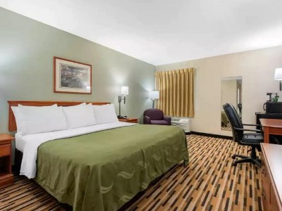 bedroom - hotel baymont by wyndham port wentworth - port wentworth, united states of america