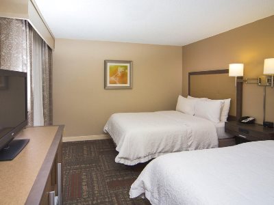 bedroom 2 - hotel hampton inn and suites valdosta conf ctr - valdosta, united states of america