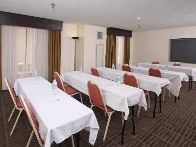conference room - hotel hampton inn and suites valdosta conf ctr - valdosta, united states of america