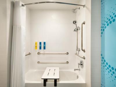 bathroom 1 - hotel tru by hilton cedar rapids westdale - cedar rapids, united states of america